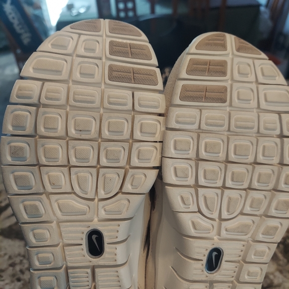 Nike Women's Sneakers in Beige and Cream - Picture 15 of 16